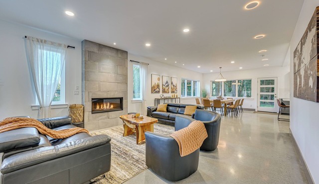 Waterfront Patio! Stylish Family Home in Everett