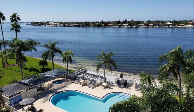 Waterfront penthouse in paradise, beautiful views, completely remodeled