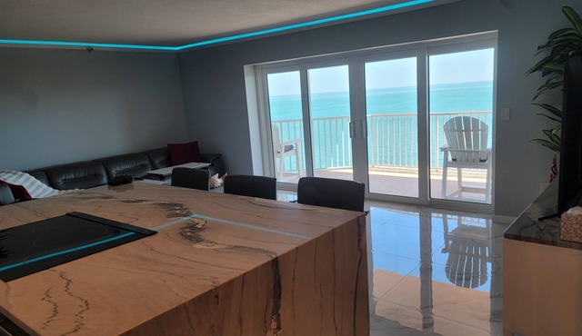 WATERFRONT PENTHOUSE 2BD/2BA Skyway Suite 5 Min to DOWNTOWN LIVE MUSIC & BEACHES