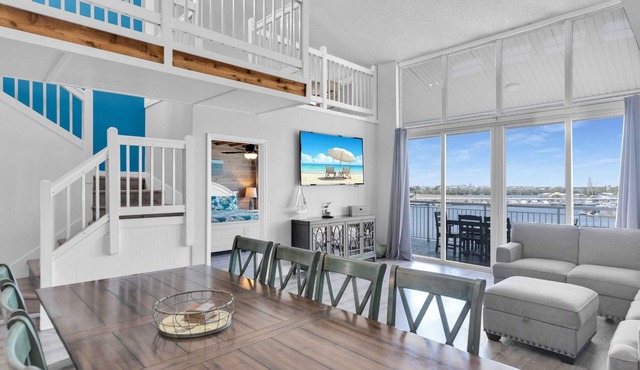 Waterfront Penthouse sleeps 16 w/Pool & Boat Dock