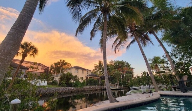 Waterfront Pet Friendly Guest Suite with Pool, Mini Beach