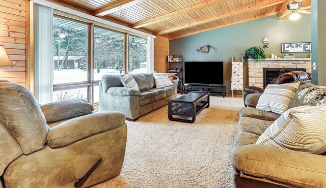 Waterfront Petenwell Lake Home w/Private Dock