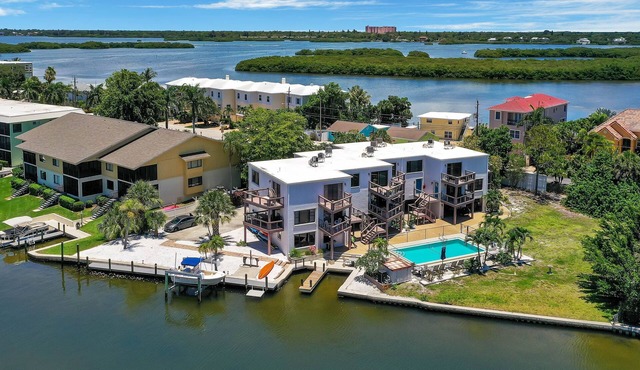 Waterfront/Pool mins to Siesta Key Beach- bikes/kayaks/SUPs incl-paddle to beach