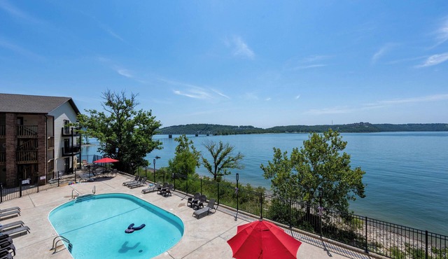 Waterfront Pool! Near SDC - Step-free Access!