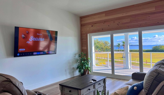 Waterfront Pool Retreat - WFH Ready - Near Corp HQs