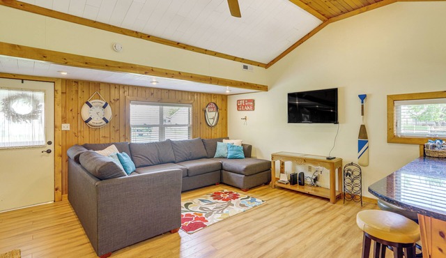 Waterfront Port Clinton Cottage w/Fire Pit!