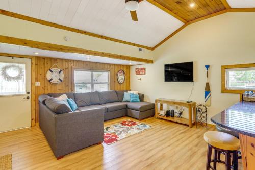 Waterfront Port Clinton Cottage w/Fire Pit!