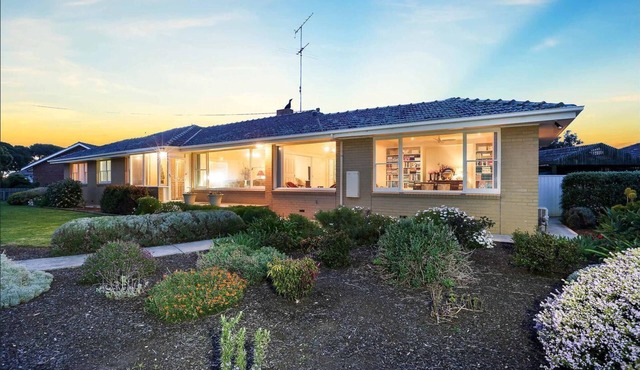 Waterfront Port Foreshore SpiritOf Tasmania View Geelong 12stay Pool next Avalon