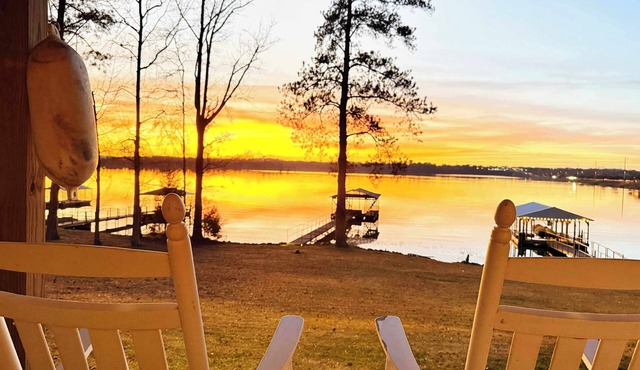 Waterfront! Prime Location, Clean, Swimming Pool, Fishing Dock, WIFI