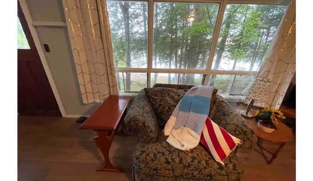 Waterfront / Private beach 4 Bedroom Lakefront Cottage