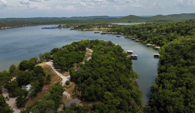 Waterfront Private Cove Fish and Kayak Sleeps 6 Close to SDC and Branson!