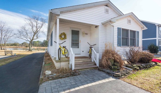 Waterfront! Private Dock, Boat Tie-Up & Near Town