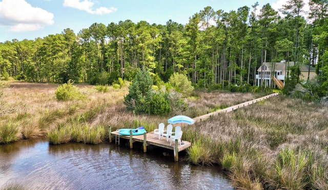 Waterfront. Private Dock for Boat. Pet-friendly. 10 mins to Downtown Oriental.