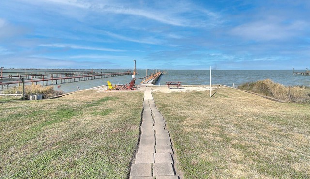 Waterfront! Private lighted pier! Fire pit!
