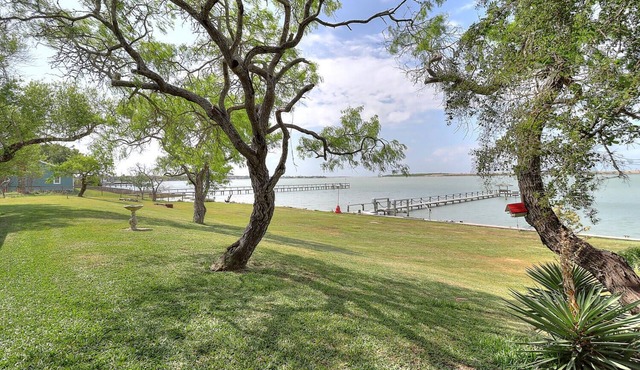 Waterfront! Private pier! Fantastic fishing!