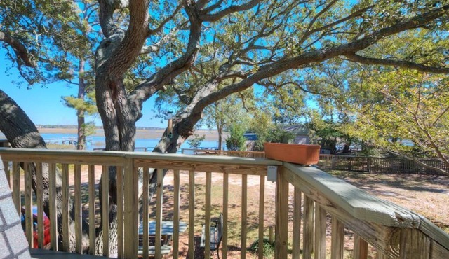 Waterfront-Private Setting w/Large Trees-Beautiful3BR/2.5BA-Water Views-Sleeps6