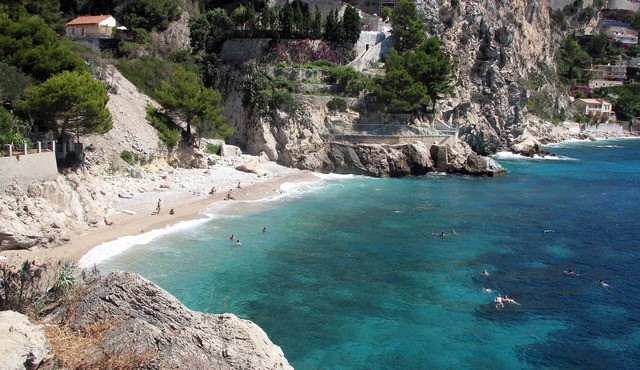 Waterfront property, 43 steps from the beach, 2 miles from Monaco, air-condition