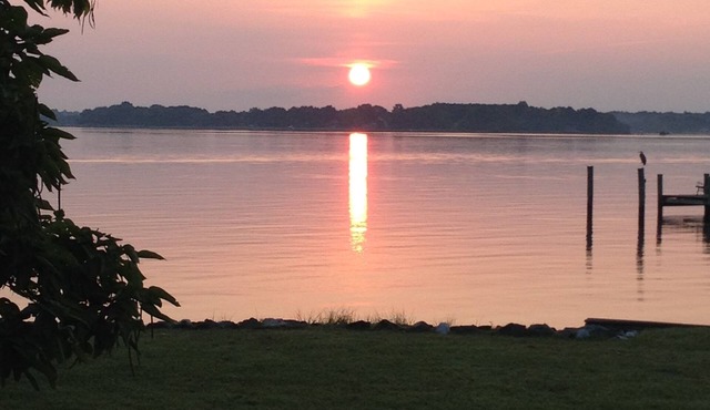 Waterfront Property, kayaks, private dock, near town