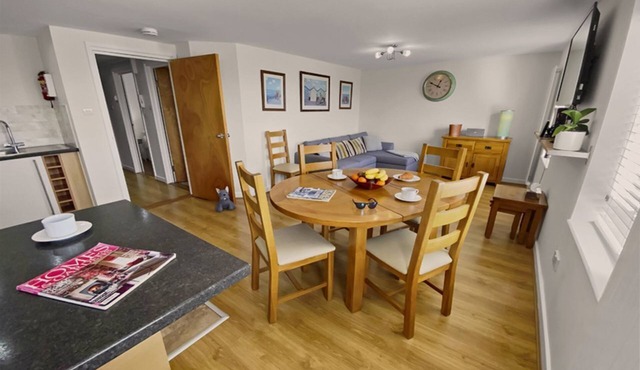 Waterfront Quay - 2nd floor apartment overlooking the water