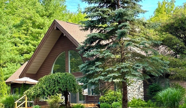 Waterfront! Quiet, Spacious, Serene Retreat Located in a Private Wooded Setting