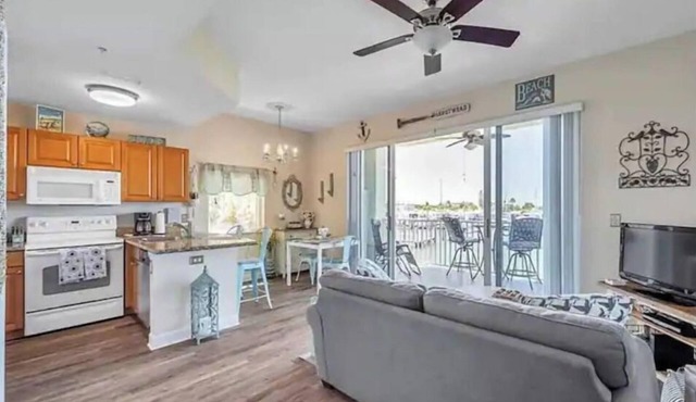 Waterfront quiet condo w Pool by Madeira Beach