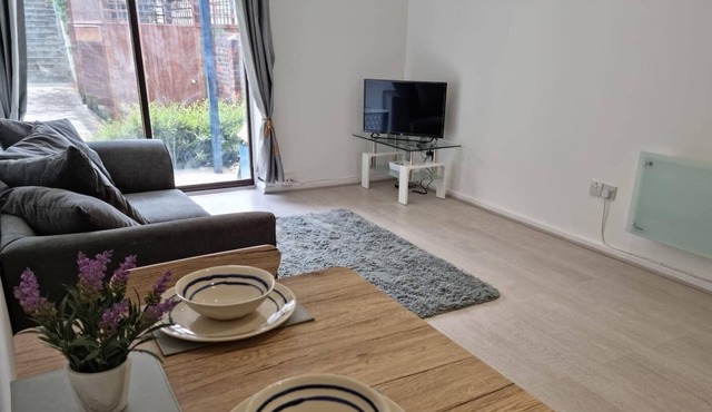 Waterfront Retreat - Modern 1 Bedroom Apartment