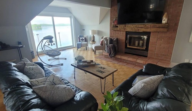 Waterfront reatreat with hot tub, fire pit, basket ball court and playgroung !