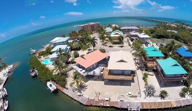Waterfront Remodeled Home w/Private 35’ Boat Dock - at the foot of the iconic 7-Mile Bridge. Cozy house, water views, outdoor entertaining, private XL hot tub, walk to Sunset Grill for pool. Perfect for fishing, boaters, divers & sunset lovers.