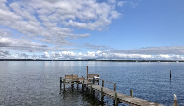 Waterfront - renovated 3 bedrooms 2 full baths cottage