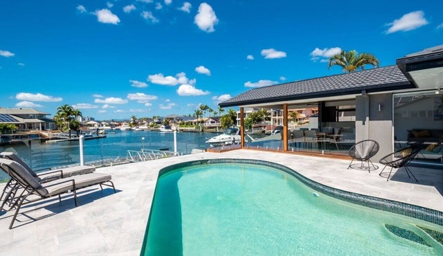 Waterfront Resort-Style Retreat - Runaway Bay