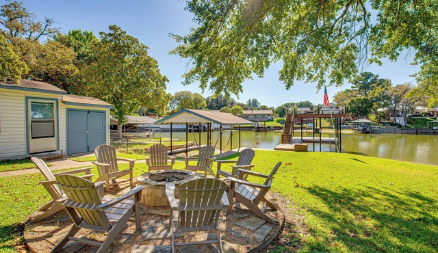 Waterfront Retreat w/Hot Tub in Gun Barrel City!