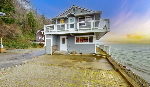 Waterfront Retreat on Camano Island – Stunning Views!