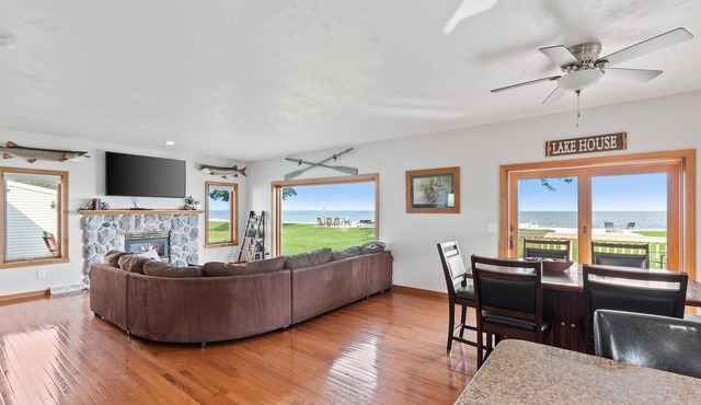 Waterfront Retreat- 15 minutes from Lambeau field, easy access to Door County!