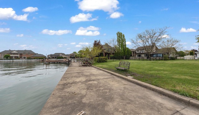 Waterfront Retreat: 6BR Home, BBQ, Sleeps 10