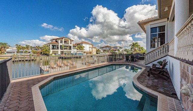 🌴 Waterfront Retreat | Breathtaking Canal Views Pool & Spa