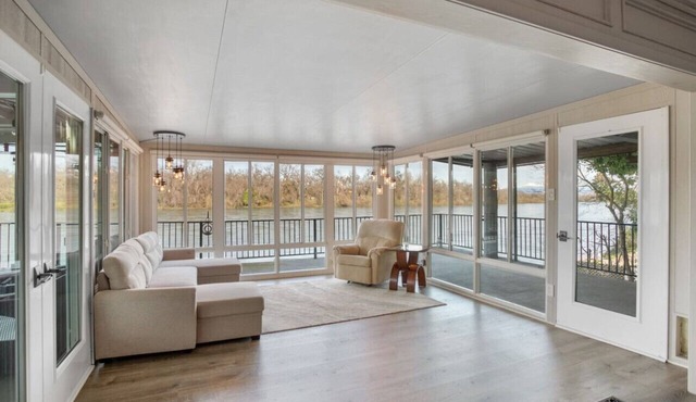 Waterfront Retreat. Cozy Full Kitchen Sleeps 11