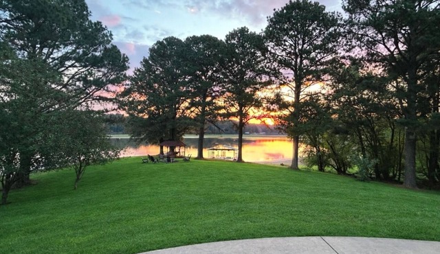 Waterfront Retreat for 8 w/Fire Pit, Boat Dock, no steps to water! 3BR/2BA