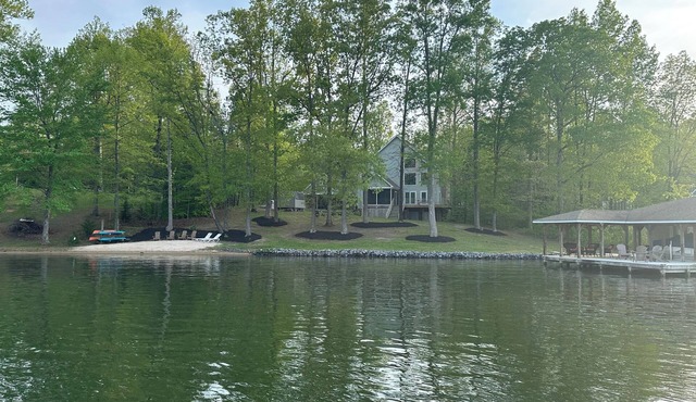 Waterfront Retreat for families: private side, beach, kayaks, neighborhood pool