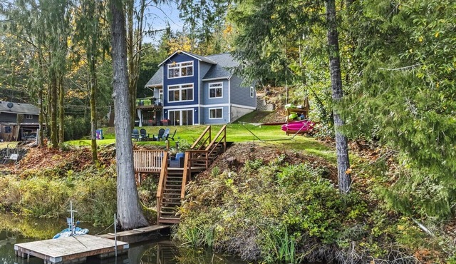 Waterfront Retreat-Hot tub, Kayaks, Game Room, EV