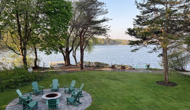 Waterfront retreat on Wequaquet Lake. Kayaks included and close to Town/Beaches