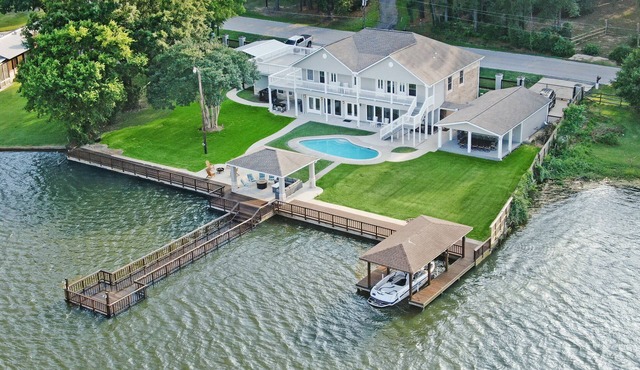 Waterfront retreat on quiet cove - Sleeps 20