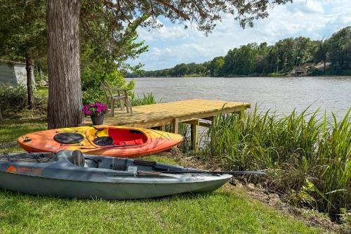 Waterfront Retreat on Raymond Gary State Lake