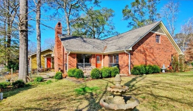 Waterfront retreat on Toledo Bend! Sleeps up to 22.