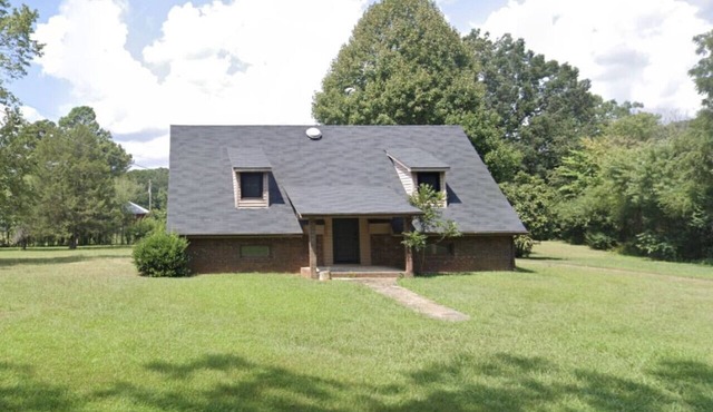 Waterfront Retreat on Weiss Lake – Sleeps 14 | Stunning Views & Relaxing Outdoor Space