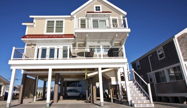 Waterfront Retreat overlooking Long Island Sound w/gorgeous sunrises & sunsets!