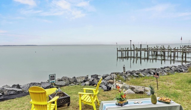 Waterfront Retreat | Sunset Views + Outdoor Lounge