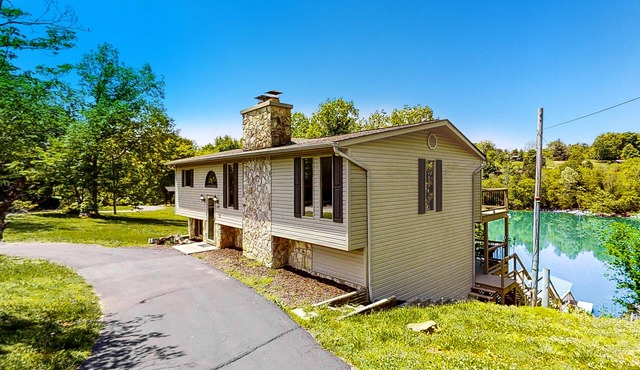 Waterfront retreat w/deck, wood fireplace, gas grill, lake views, gas grill, W/D