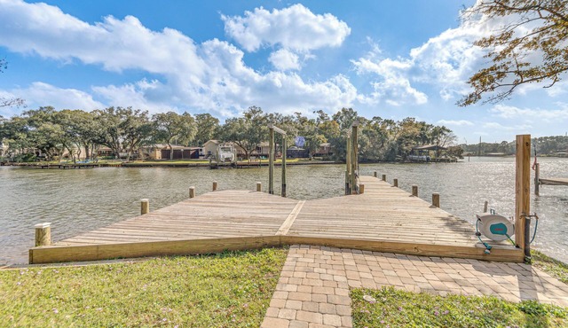 Waterfront Retreat w/Outdoor Oasis in Pensacola
