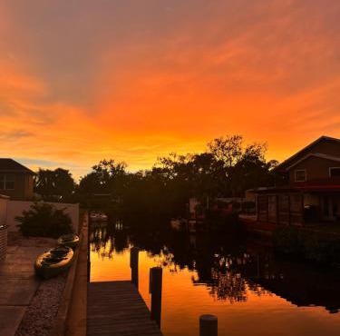 Waterfront retreat with kayaks, walk to the beach