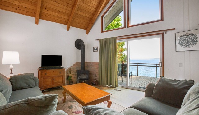 Waterfront retreat with wraparound deck, grill, Hood Canal views & beach access